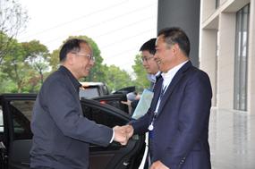 省人大常委會(huì)副主任、省總工會(huì)主席史濟(jì)錫一行到浙江醫(yī)藥調(diào)研工會(huì)工作