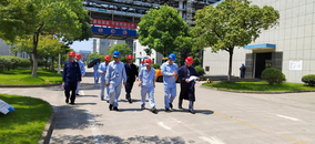 浙江醫(yī)藥總裁呂春雷對(duì)園區(qū)一線員工進(jìn)行高溫慰問(wèn)