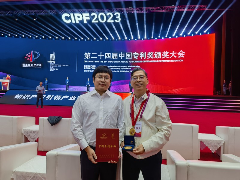 1697438241251645ZQyS.jpg 會后小李總和第一發(fā)明人謝教授合影-攝影陳靜.jpg